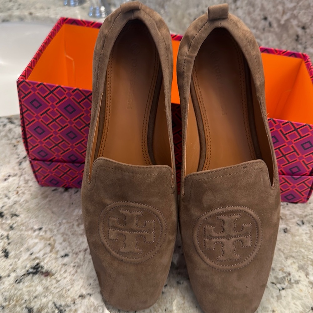 Tory burch tan suede loafers size 9